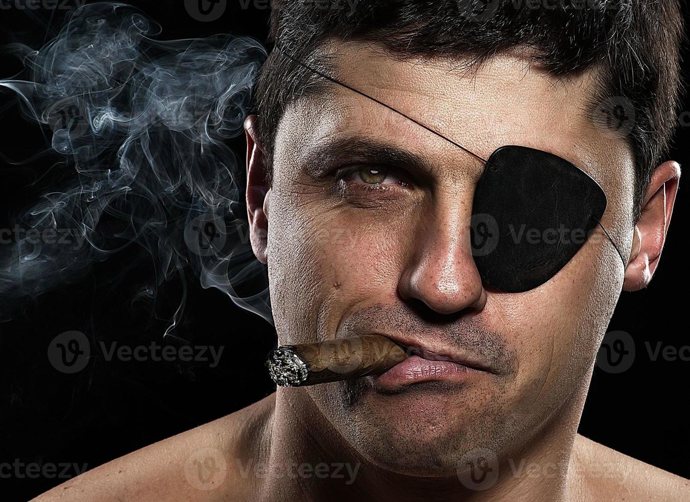 Retrato de pirata con un cigarro foto