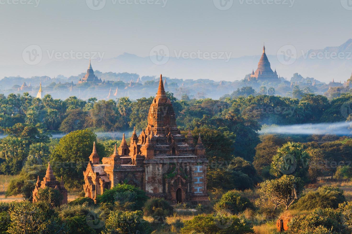 Los templos de Bagan al amanecer, Mandalay, Myanmar foto