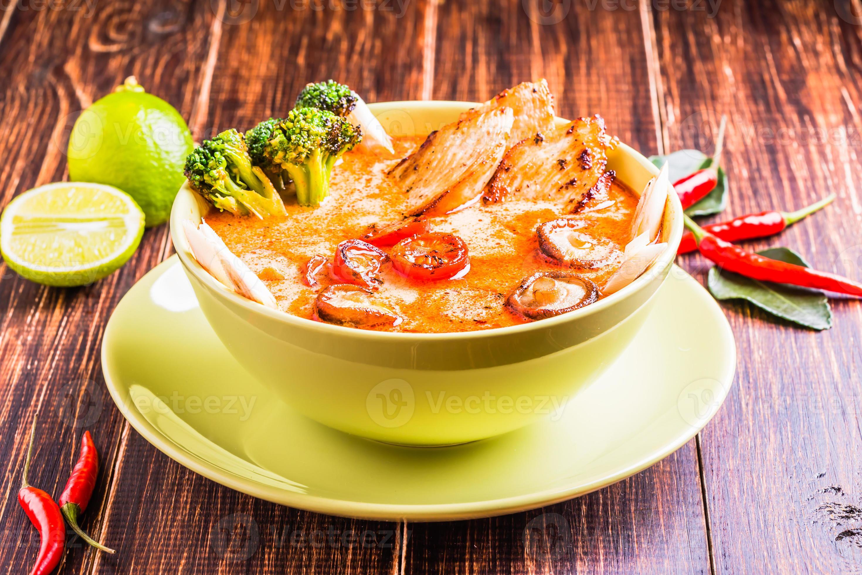 sopa tailandesa de tom kha con pollo foto