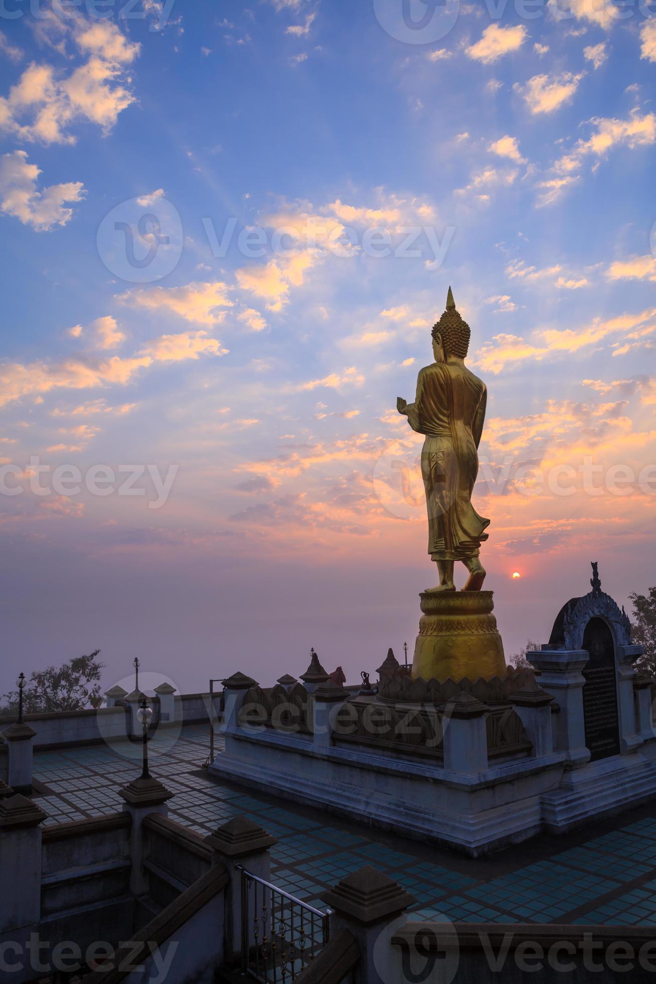 estatua de Buda de pie en Wat Phra que Khao Noi foto