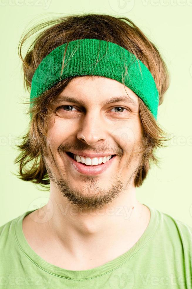 hombre feliz retrato personas reales fondo verde de alta definición foto