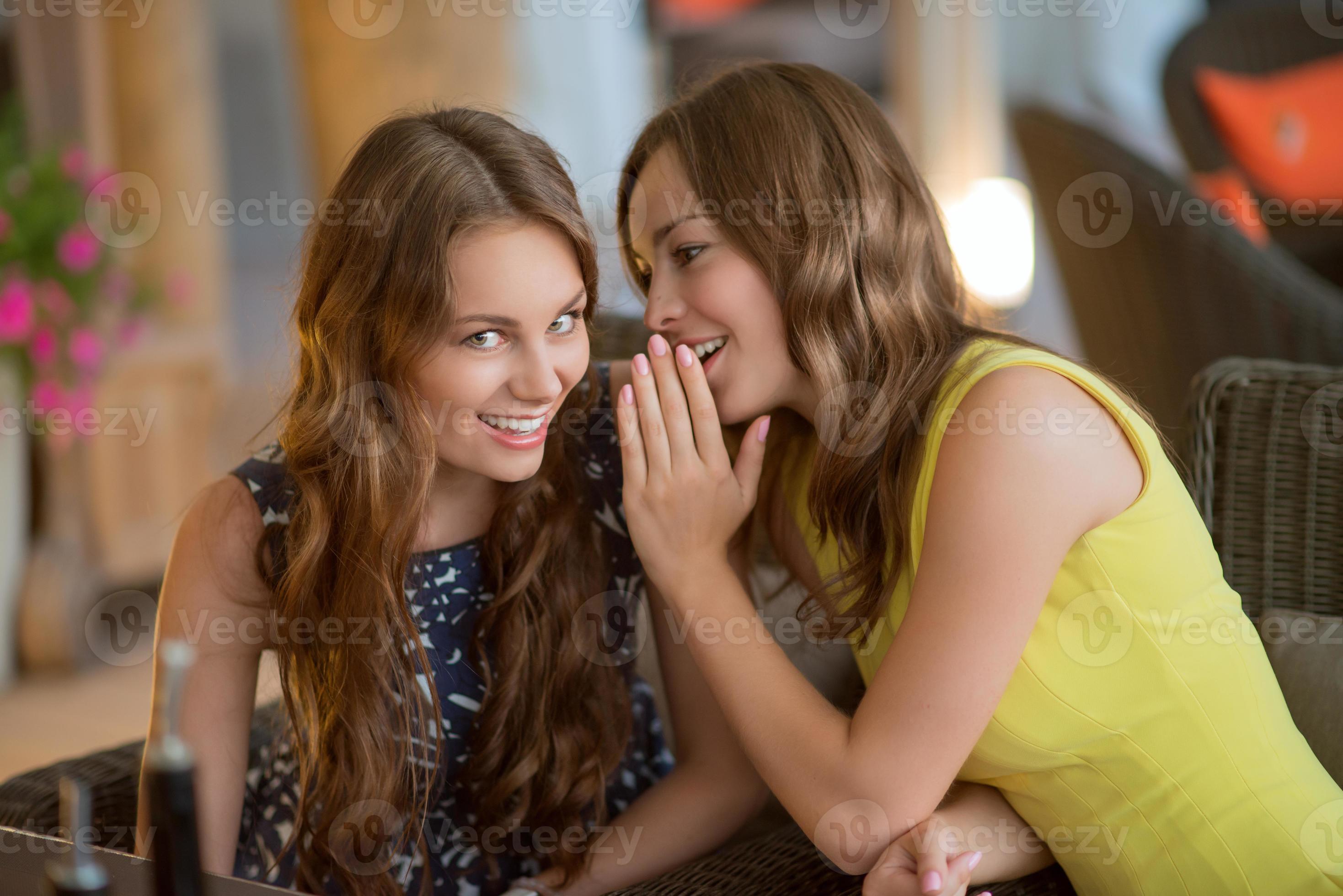 две подруги. мужчина и две женщины. девушка смеется. две женщины. зависть подруги.