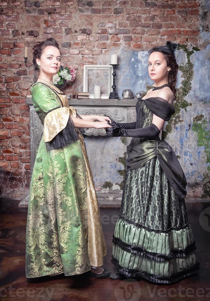 dos hermosas mujeres en vestidos medievales 1216654 Foto de stock en Vecteezy dos hermosas mujeres en vestidos medievales 1216654 Foto de stock en Vecteezy