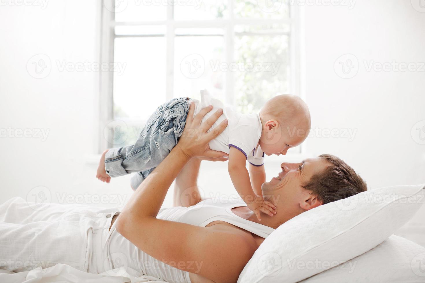 joven padre con su hijo de nueve meses en el foto