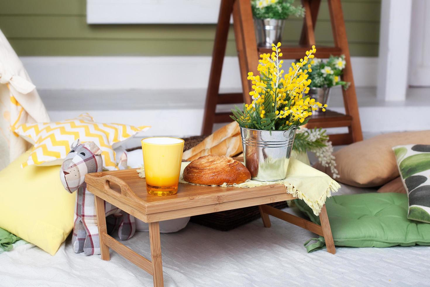 desayuno en terraza acogedora foto