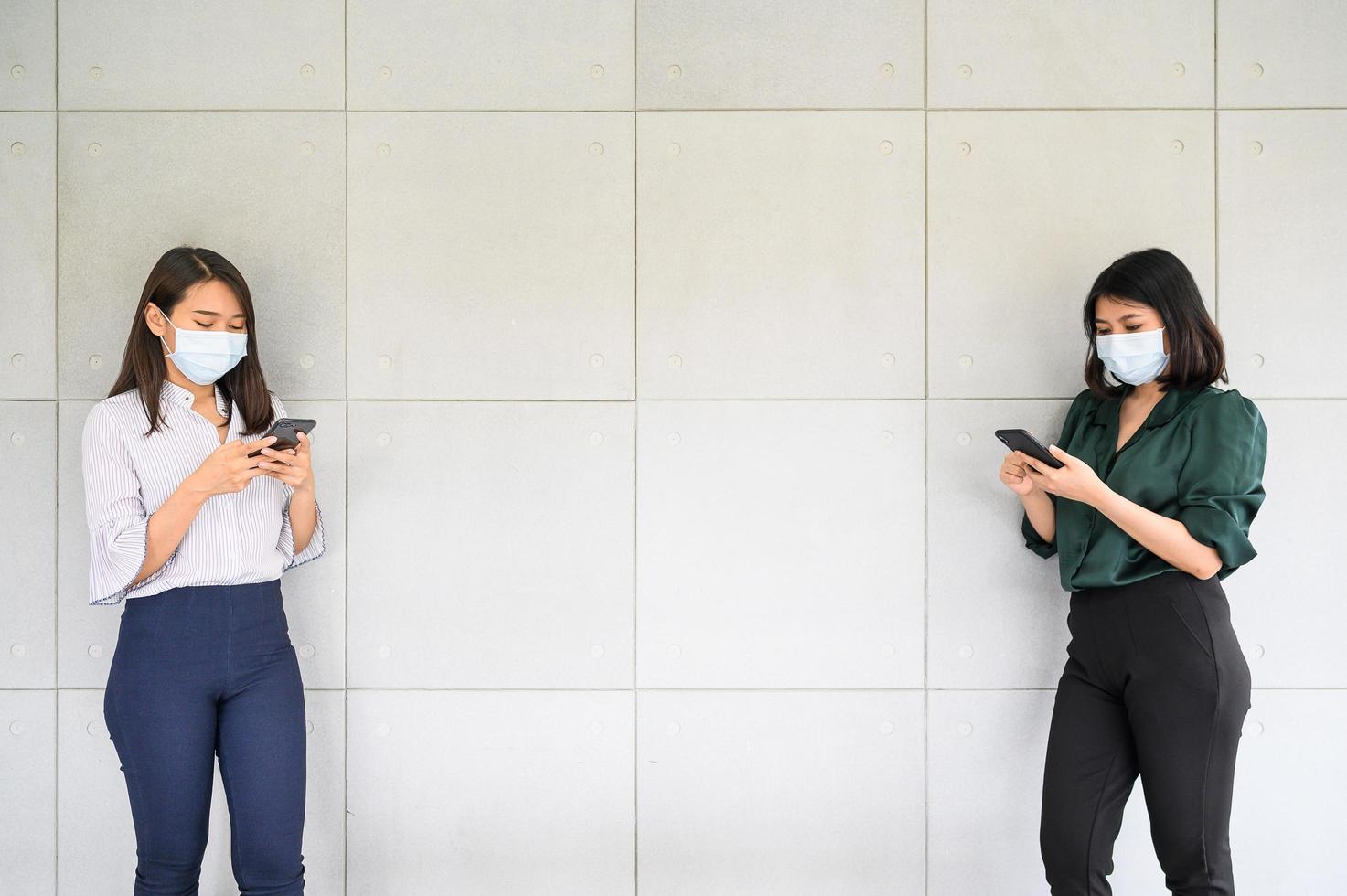 mujeres asiáticas practicando distanciamiento social foto