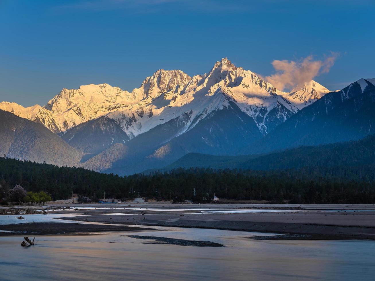 vista de las montañas del Himalaya foto