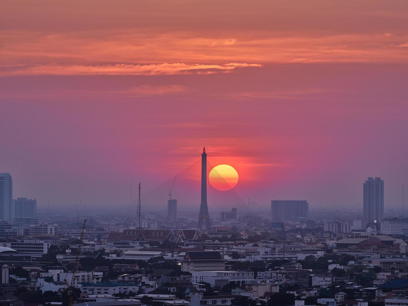 puesta de sol en bangkok foto