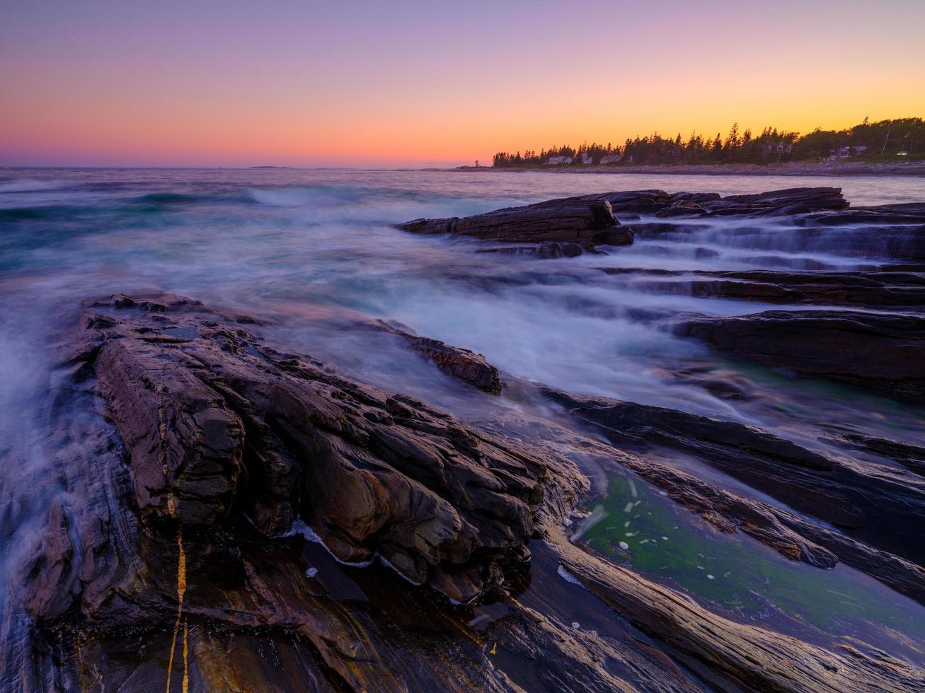 larga exposición de olas en rocas foto