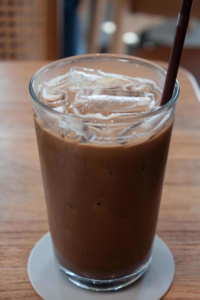 café helado en la cafetería en la mesa de madera foto