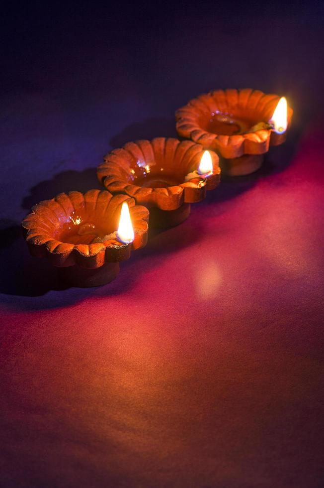 lámparas diya encendidas para la celebración de diwali foto