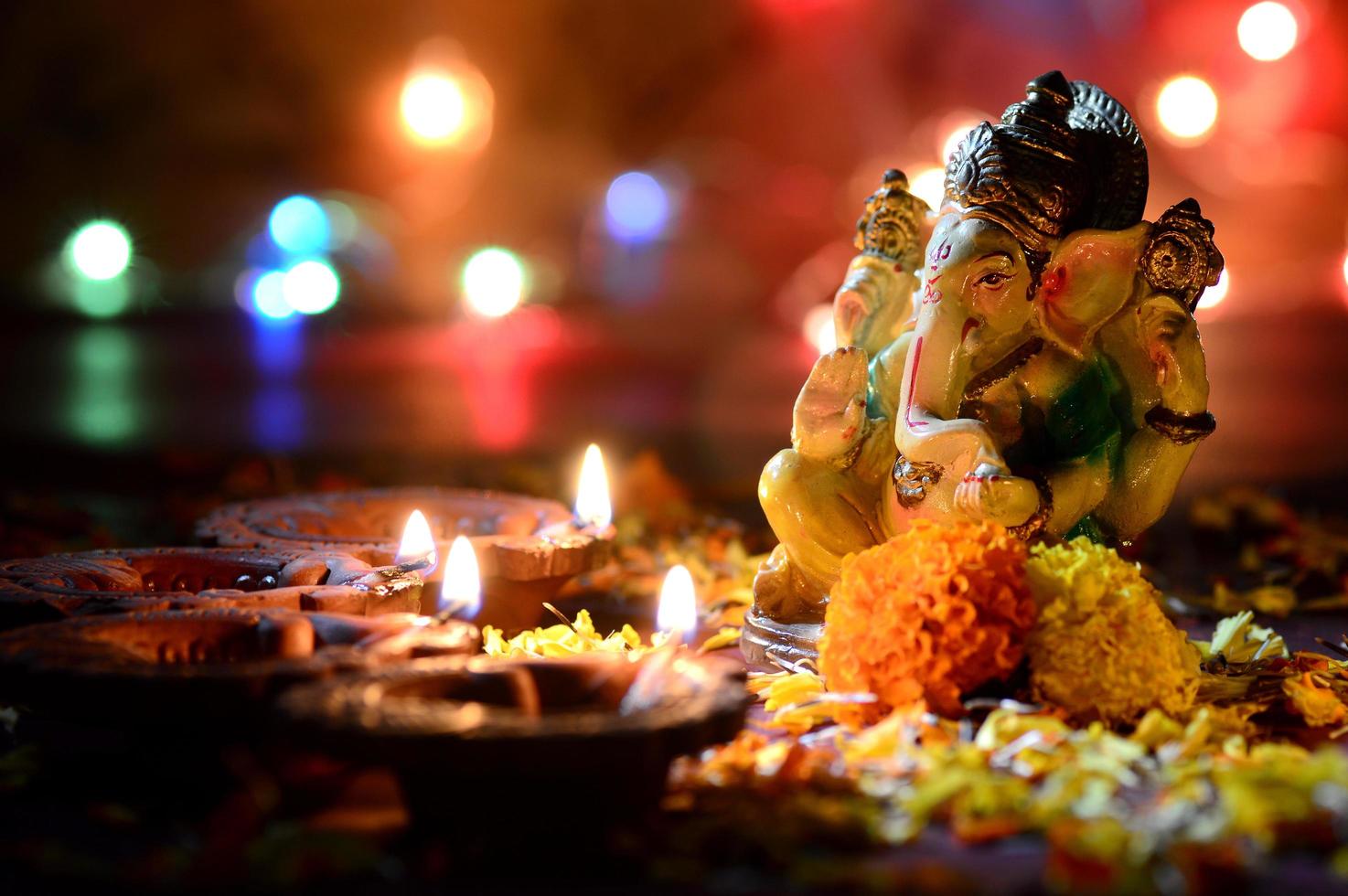 Lord Ganesha durante la celebración de Diwali con luces de colores foto
