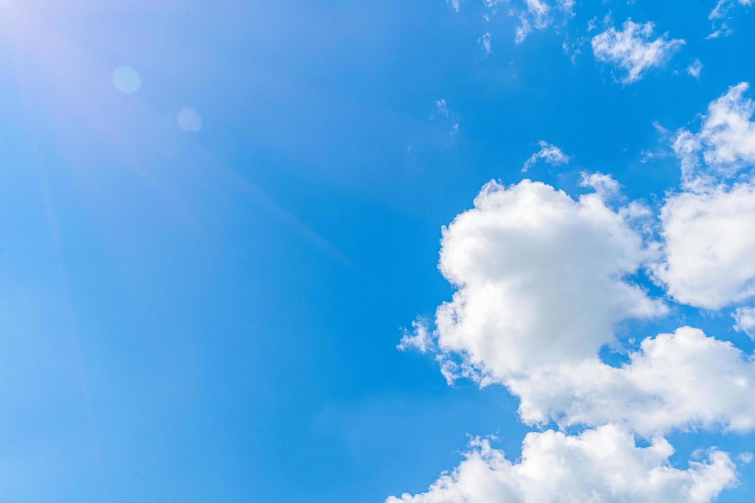 cielo azul con nubes blancas en clima soleado foto