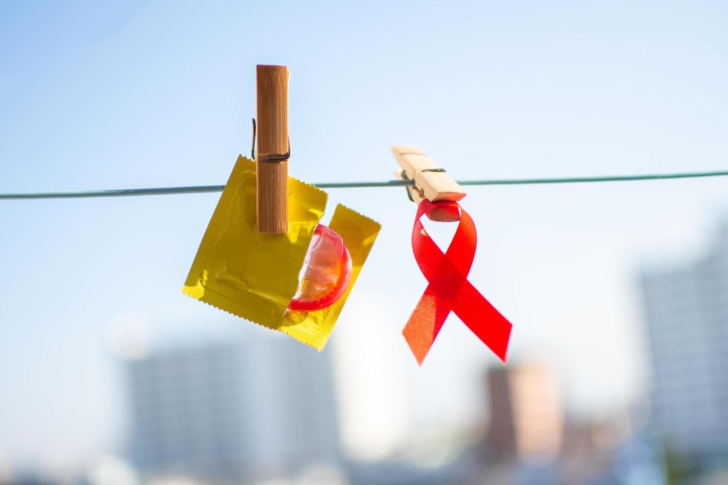 cinta roja y condón en pinza para la ropa foto