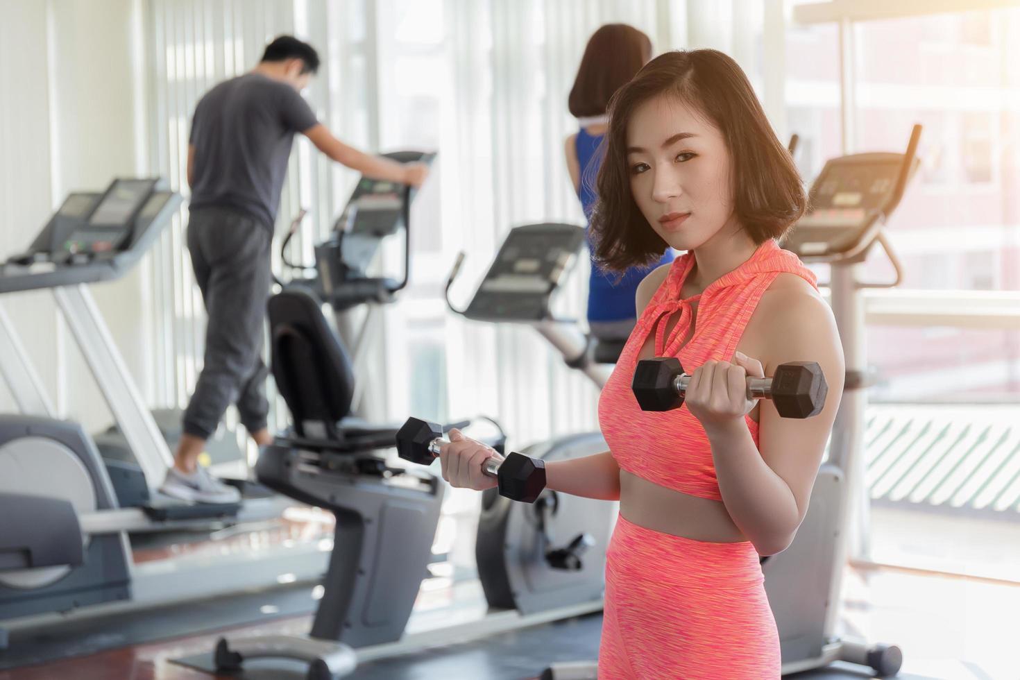 mujer asiática haciendo ejercicio en el gimnasio foto