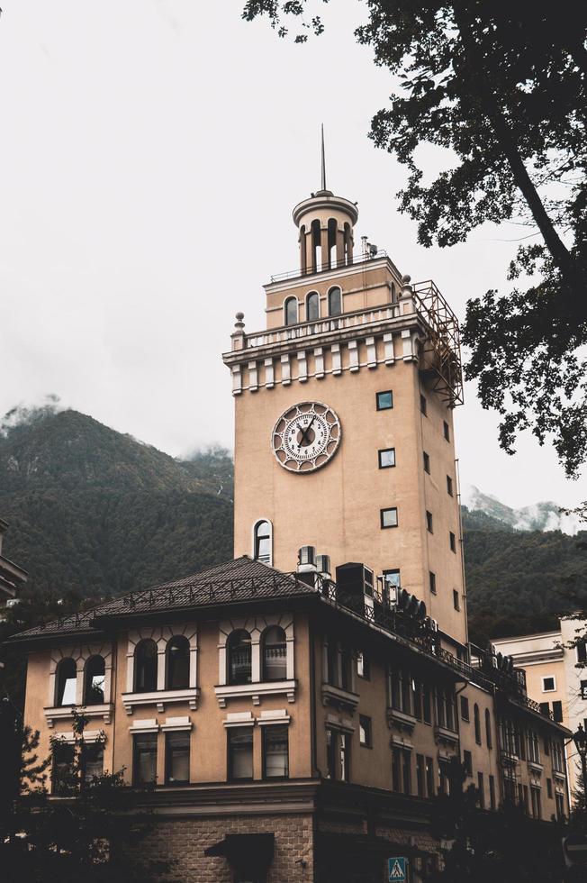 Torre del reloj en Rosa Khutor, Rusia foto