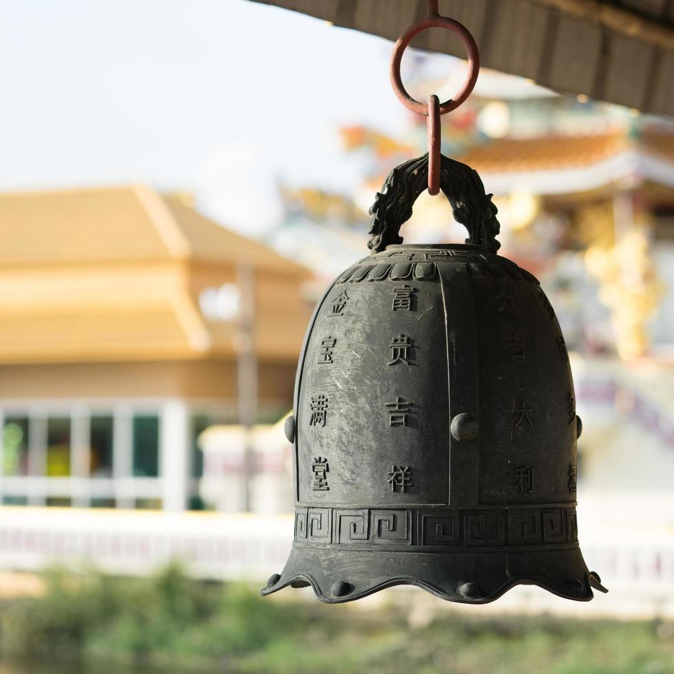 gran campana en el templo foto