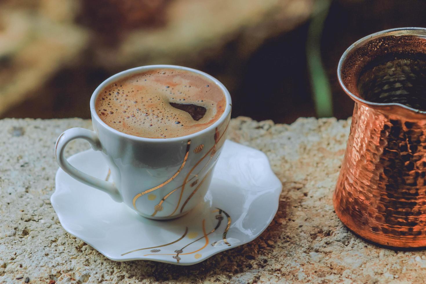 café de la mañana en taza y plato de cerámica foto