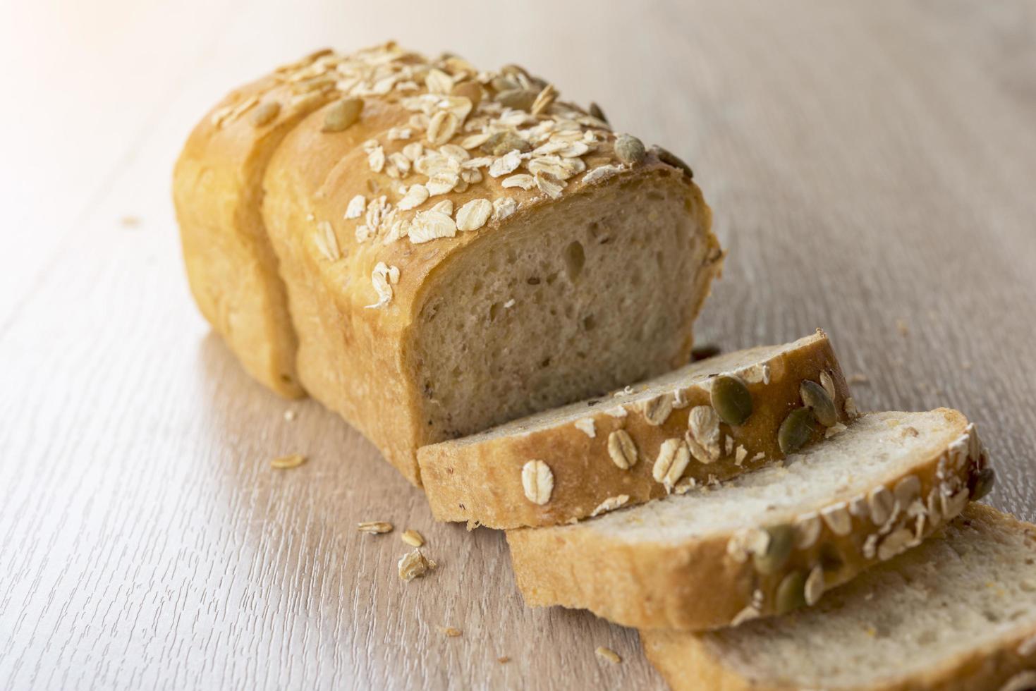 Multi-grano de pan rebanado en mesa de madera foto