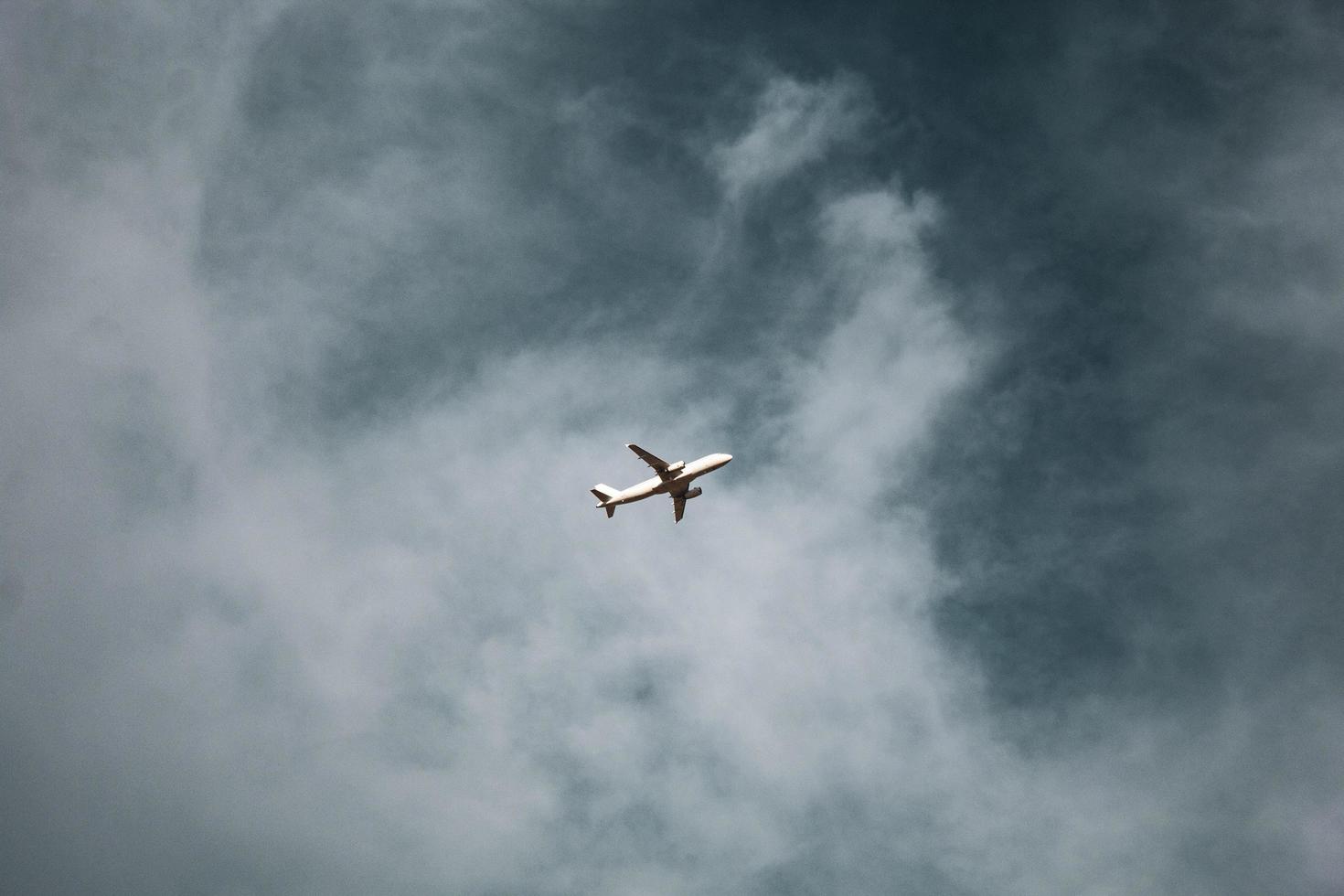 avión con cielo nublado azul foto