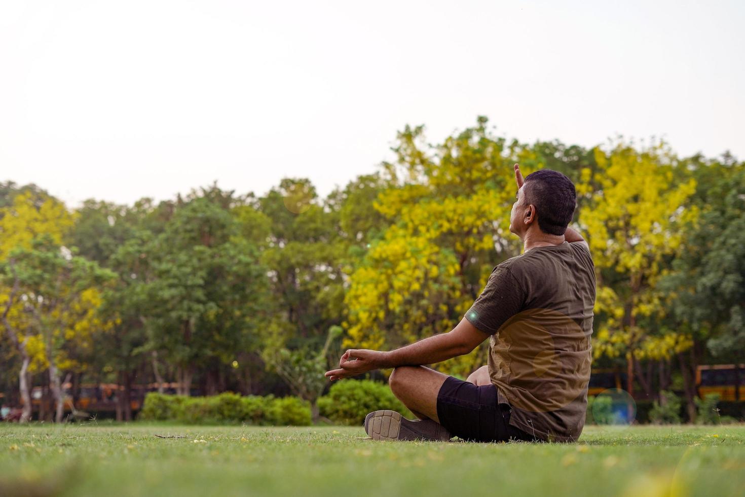 hombre haciendo yoga afuera foto