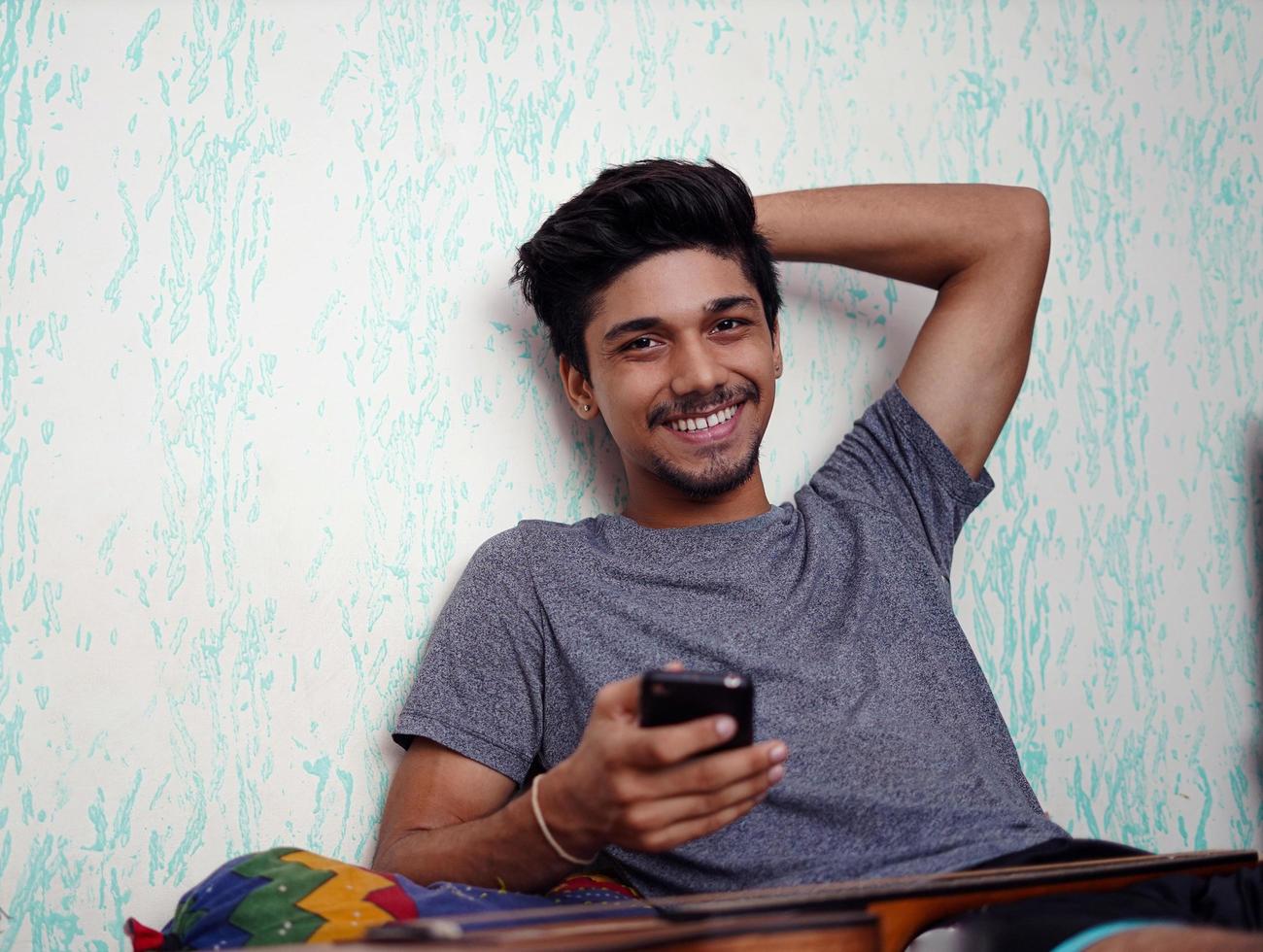 joven indio sonriendo a la cámara foto