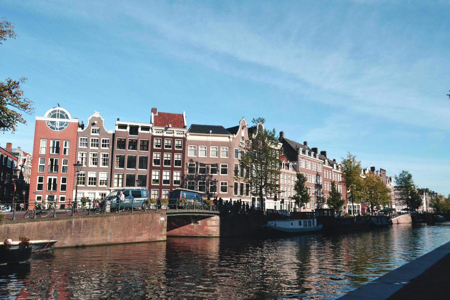 edificios a lo largo del río en amsterdam, países bajos foto