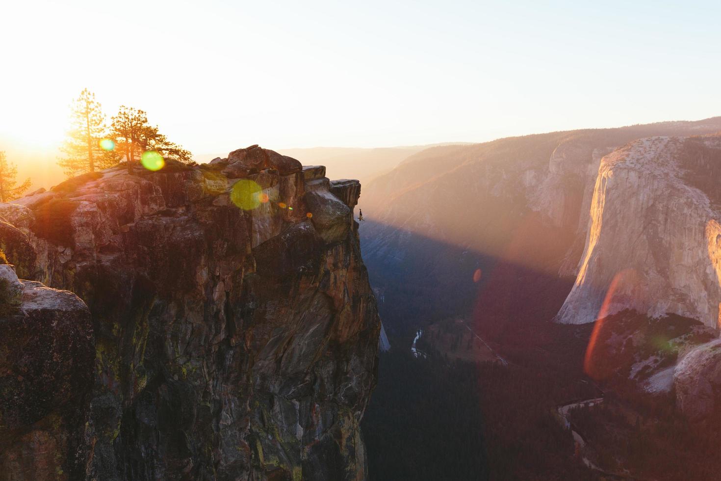 escalador cuelga del punto de taft en yosemite foto