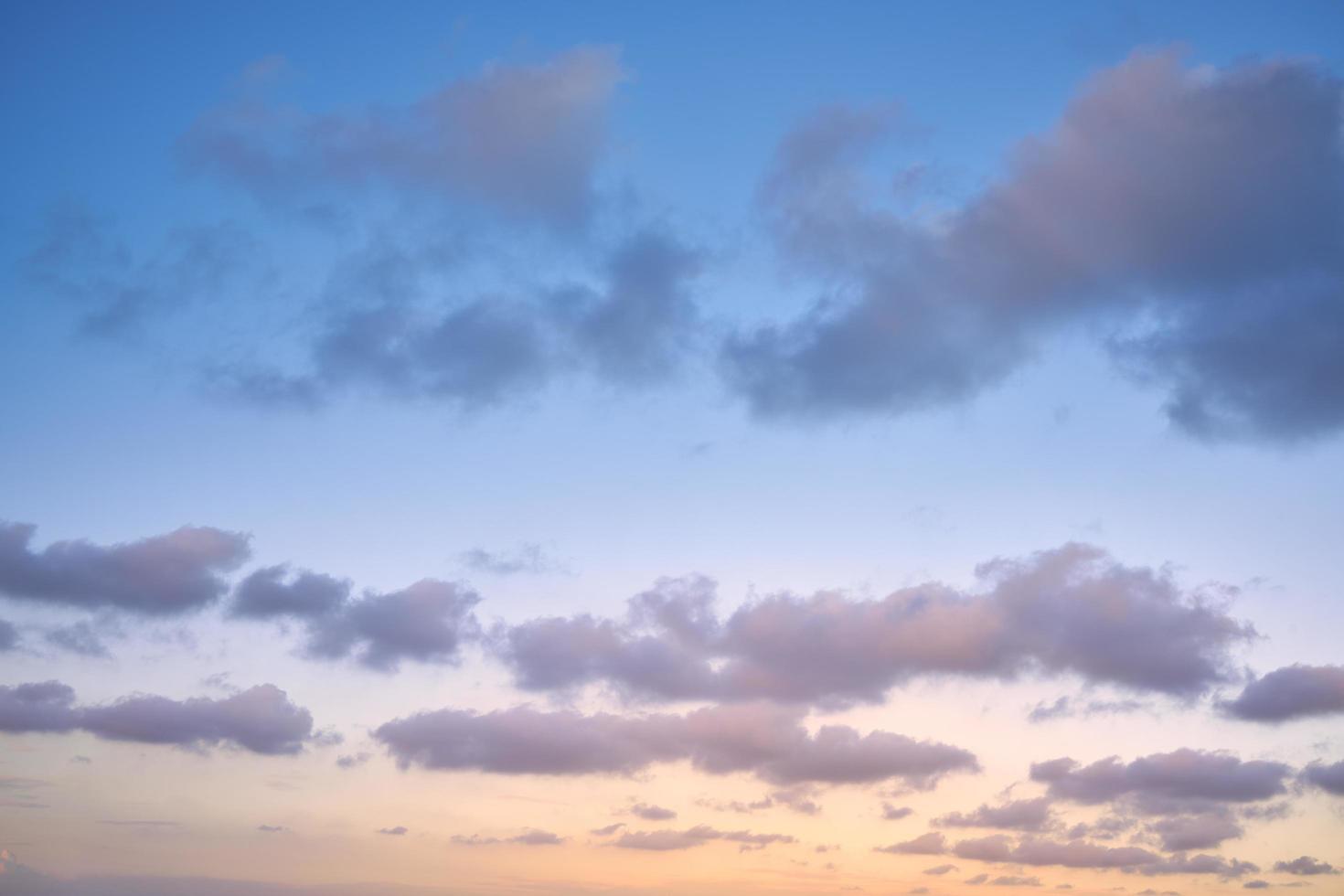 claro horizonte degradado con capa de nubes foto