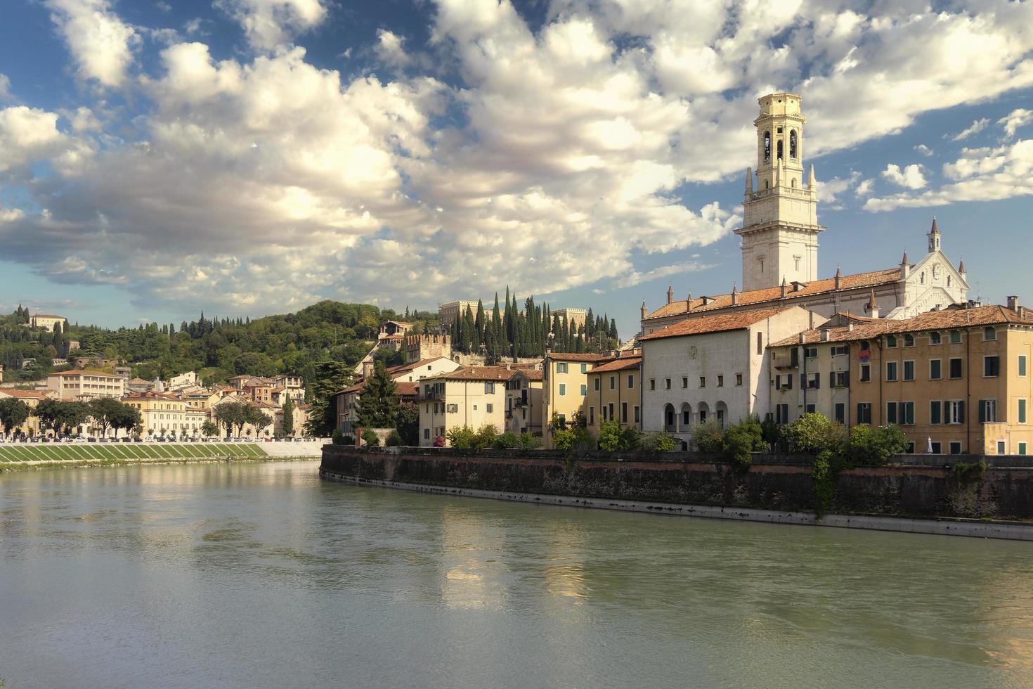 vista de la ciudad de verona foto