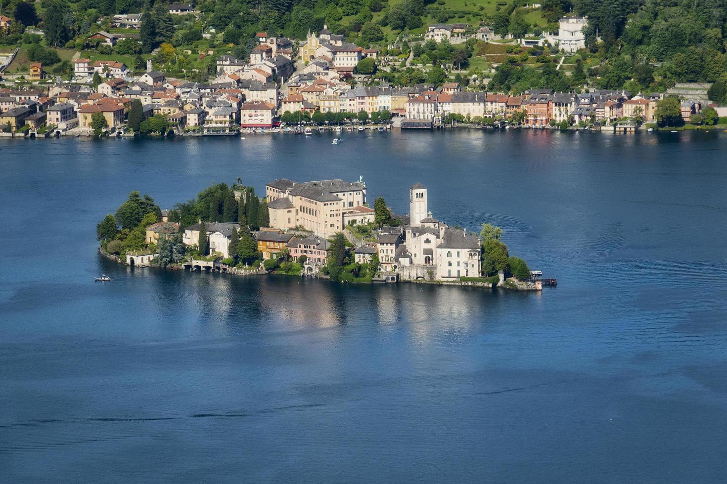 resumen del lago orta foto