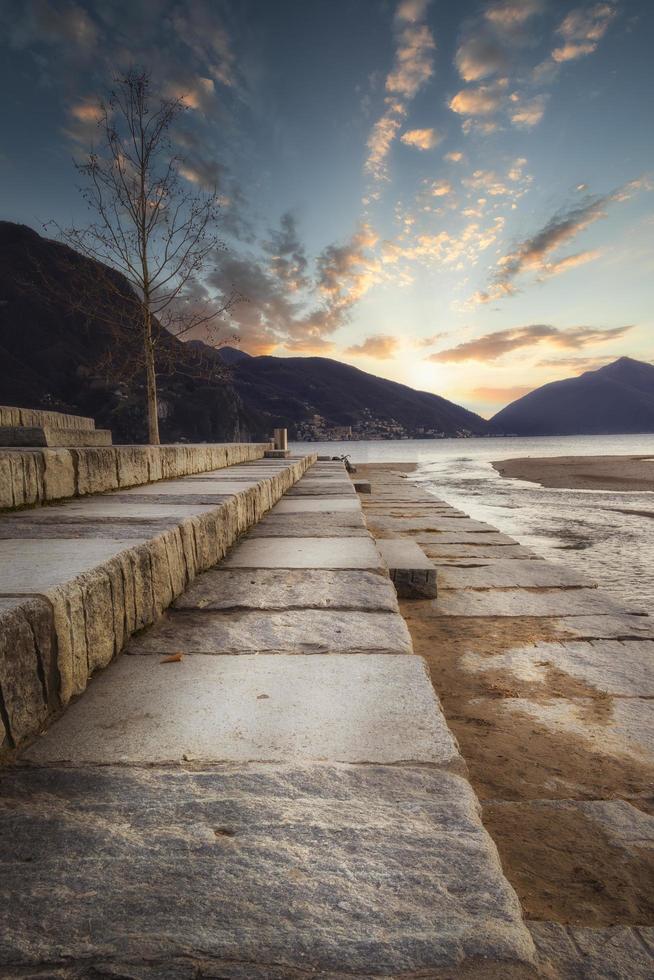 escaleras con montañas en el fondo foto