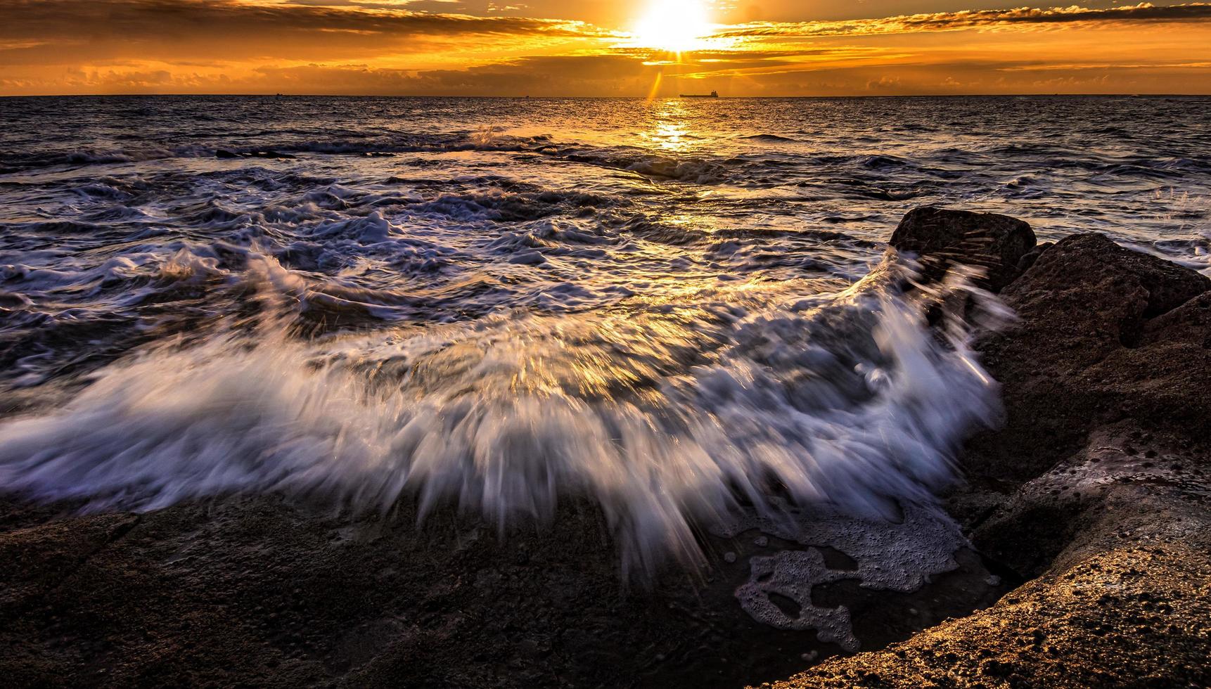 larga exposición de las olas del océano foto
