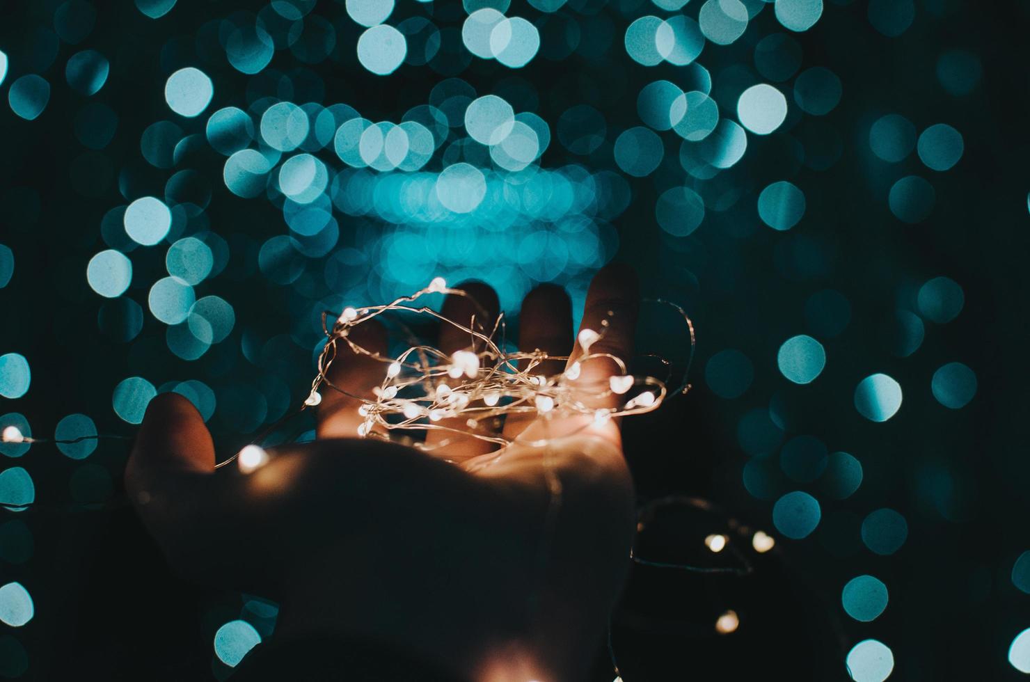 luces de hilo blanco en la palma de la mano foto