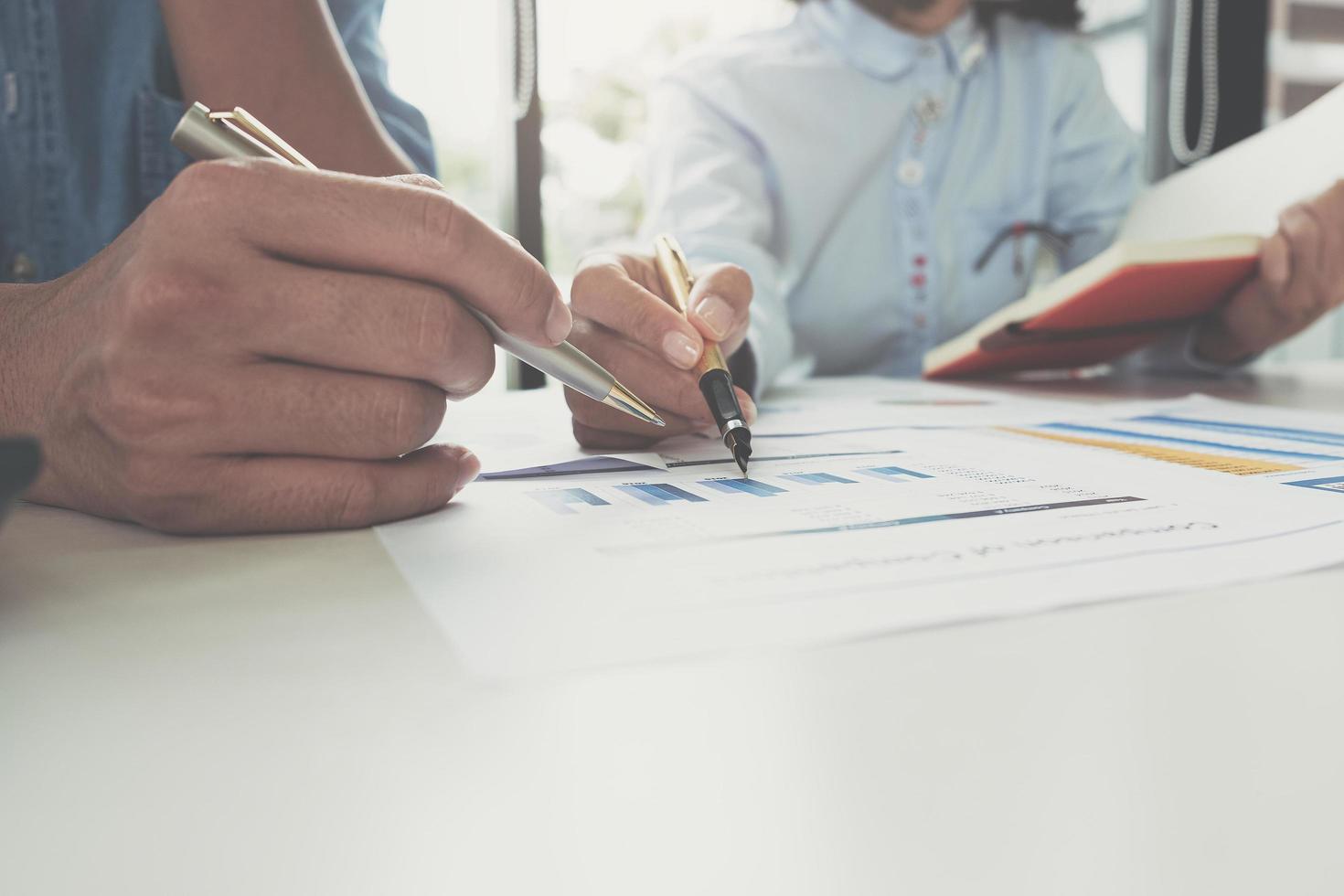 reunión de asesor comercial para analizar y discutir el plan foto