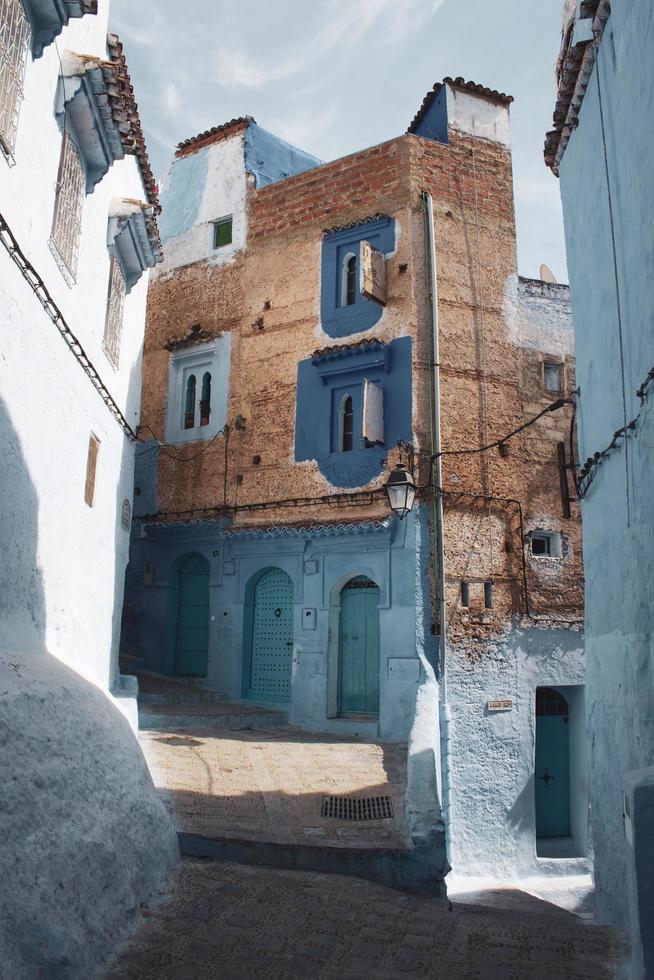 edificio de ladrillo azul y marrón foto