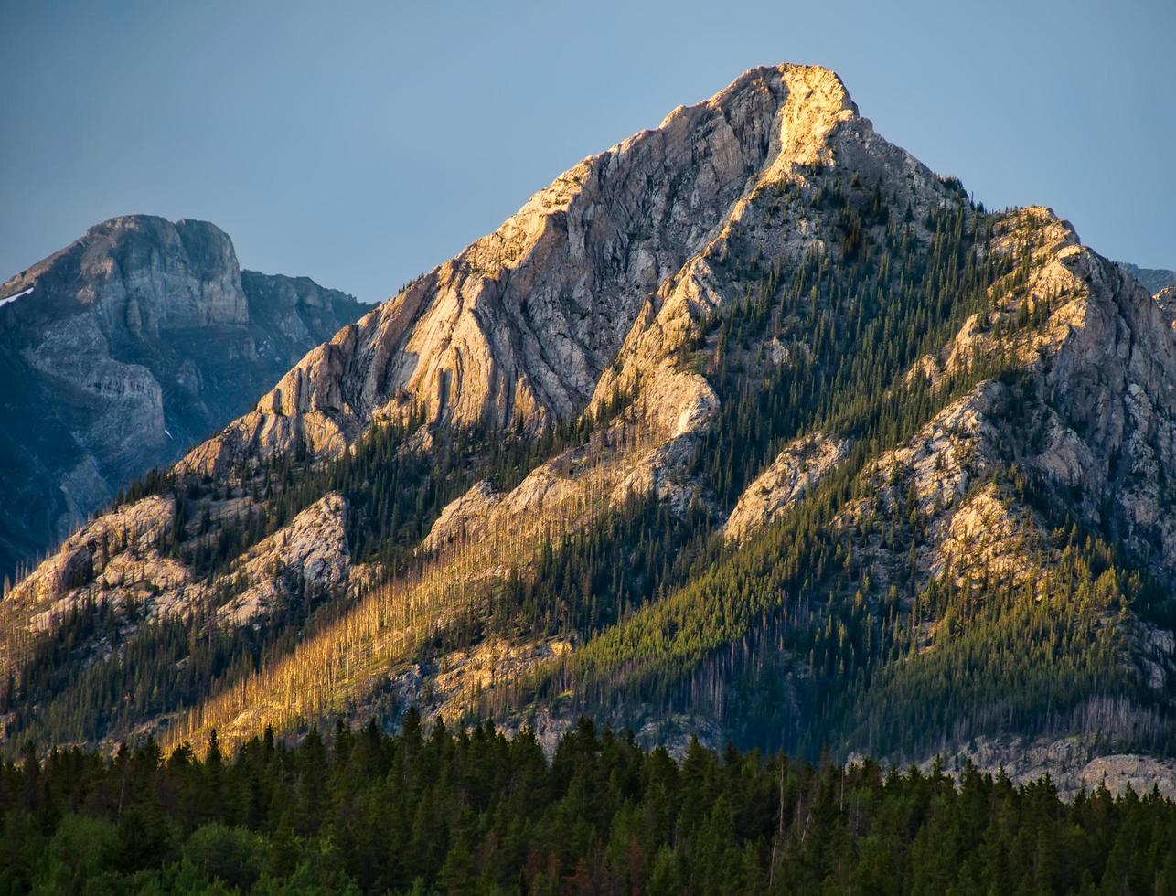 paisaje de montaña rocosa al atardecer foto