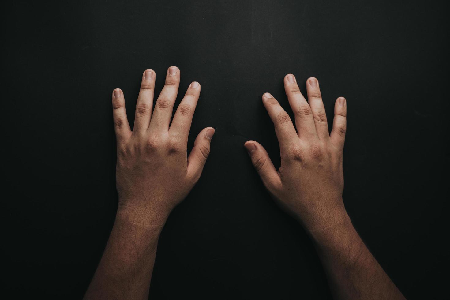 Mano de negro sale