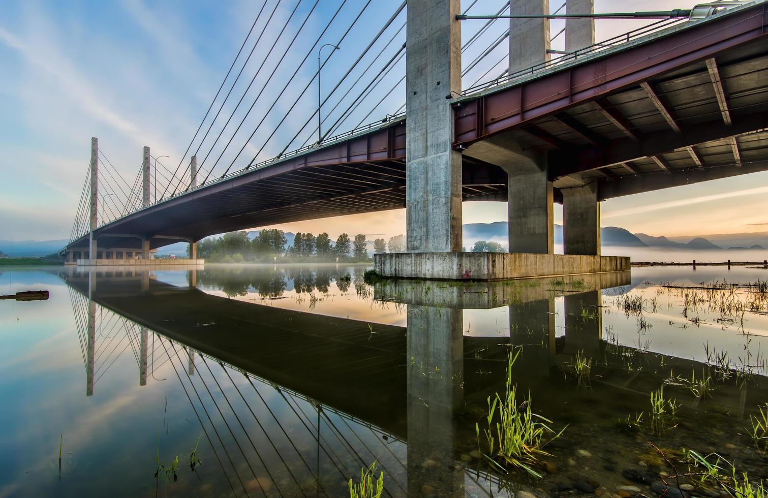 puente del río pitt al atardecer foto