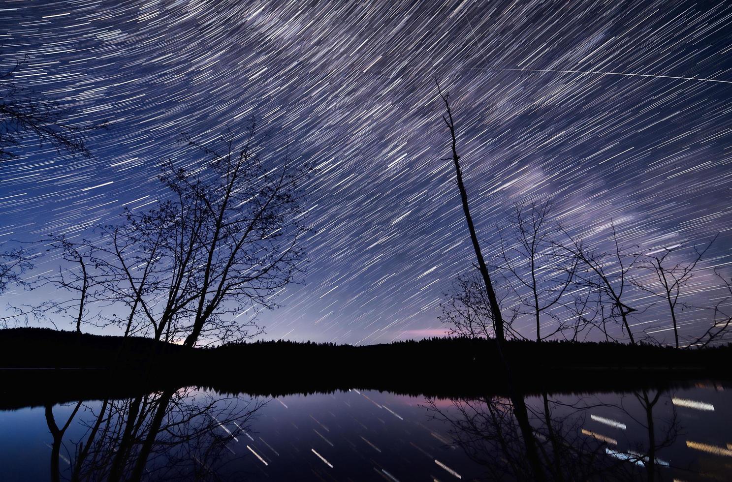 lapso de tiempo del lago roche en la noche foto