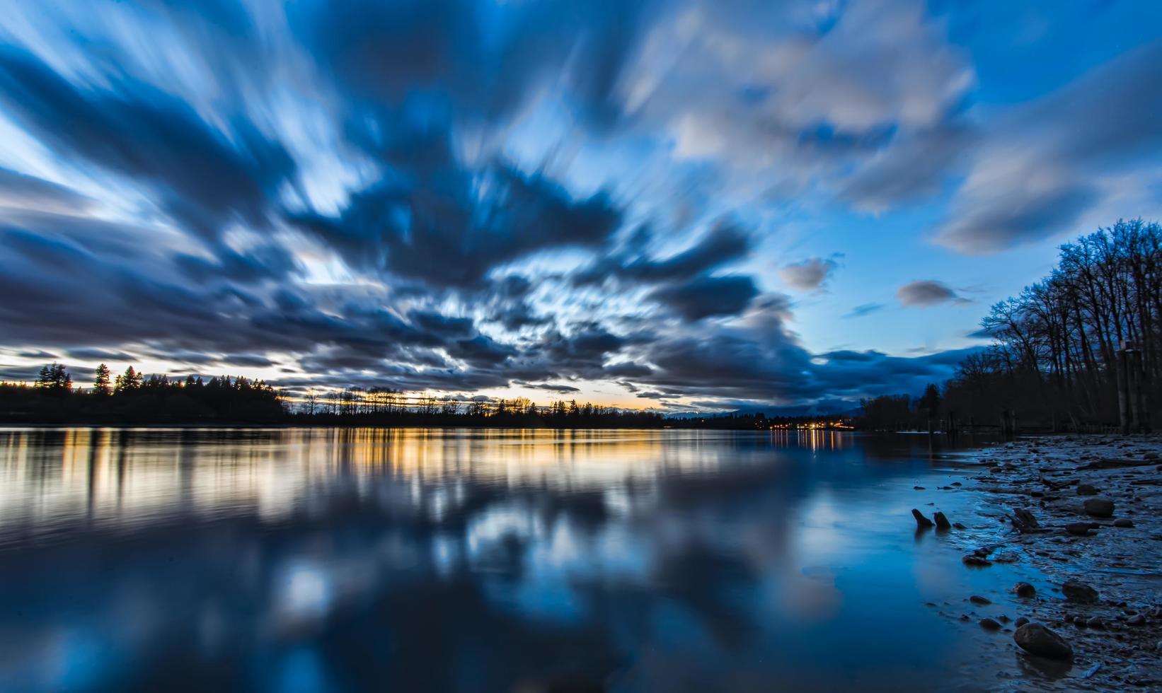 lapso de tiempo de las nubes en el lago durante el amanecer foto