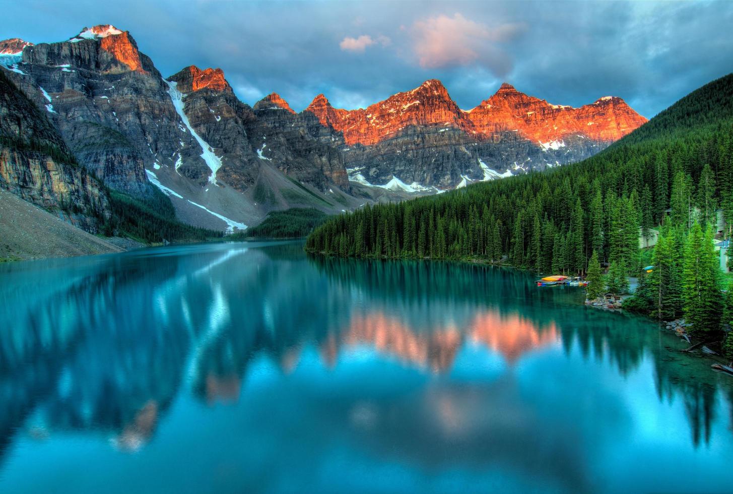 lago moraine al atardecer foto