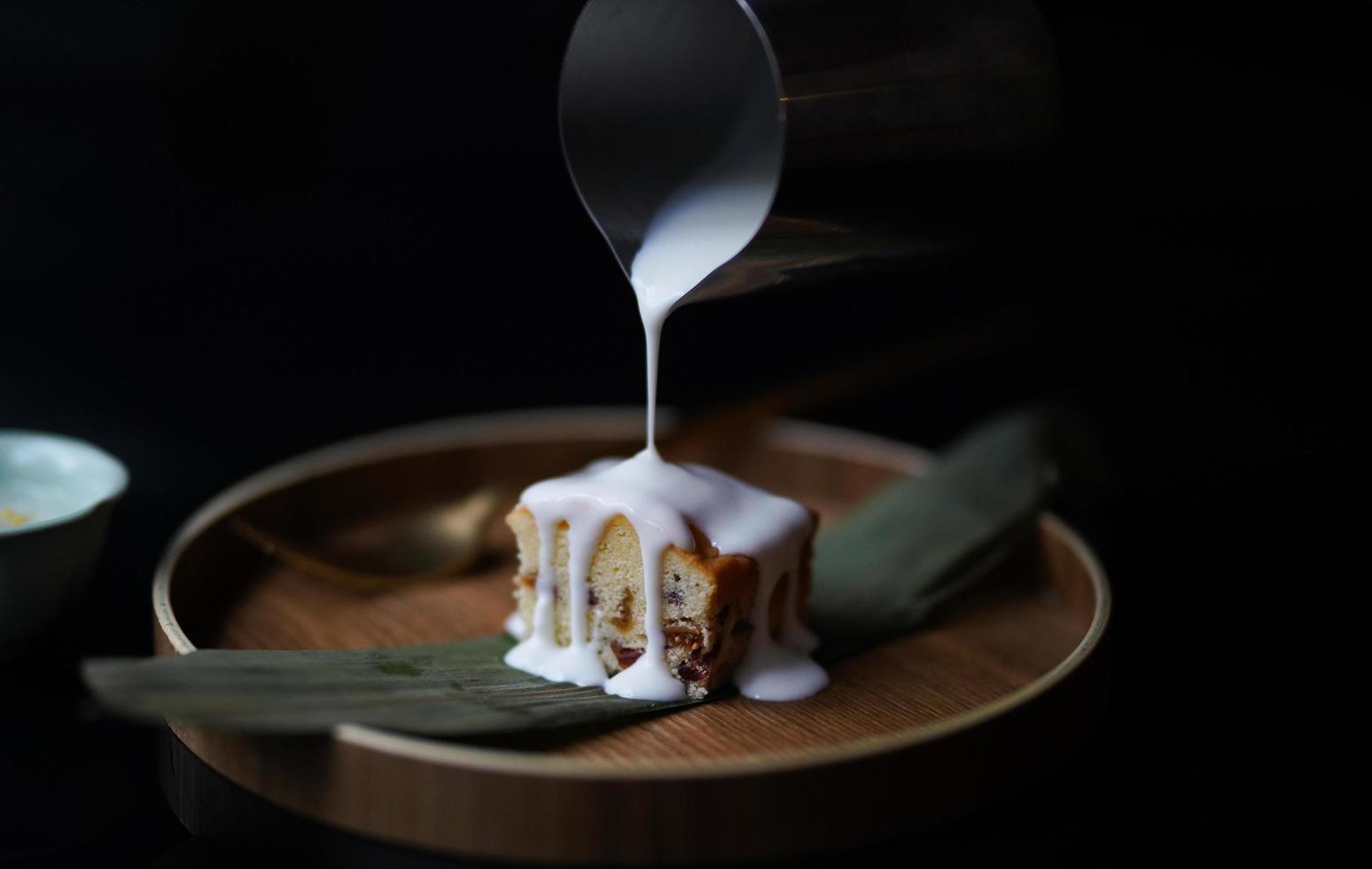 se vierte esmalte sobre una rebanada de pastel foto