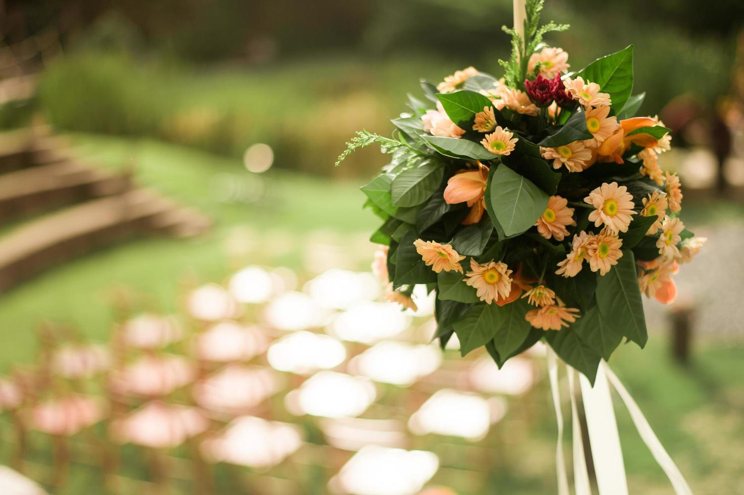 Un ramo de flores en una boda al aire libre en un jardín. foto