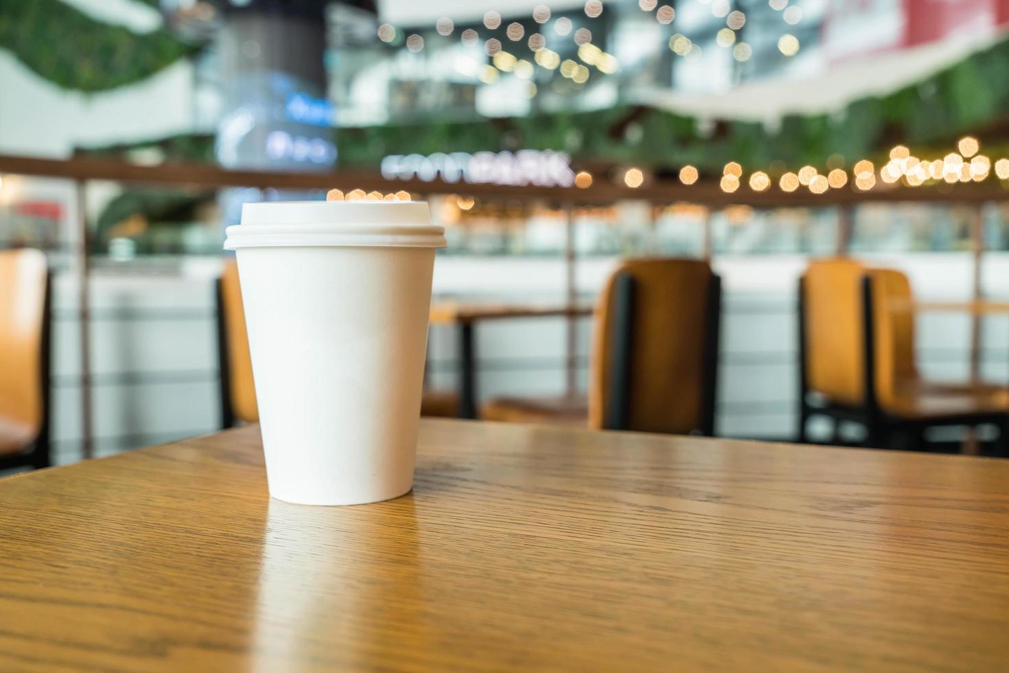 taza para llevar en la cafetería foto