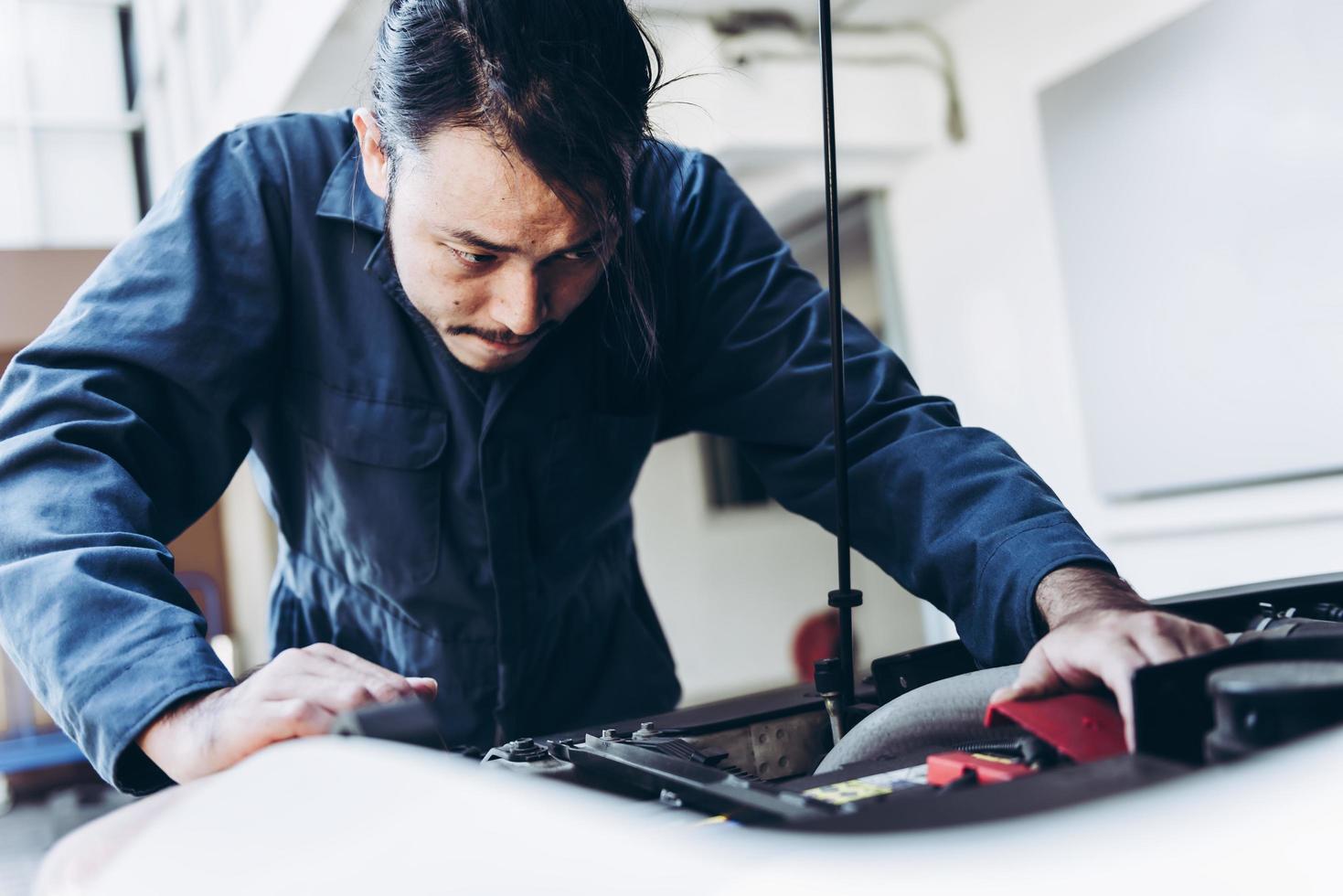 mecánico de automóviles trabajando en garaje foto