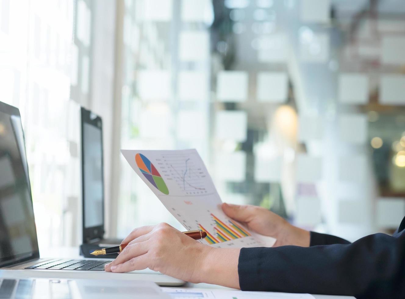 persona financiera estudiando un gráfico en el trabajo foto