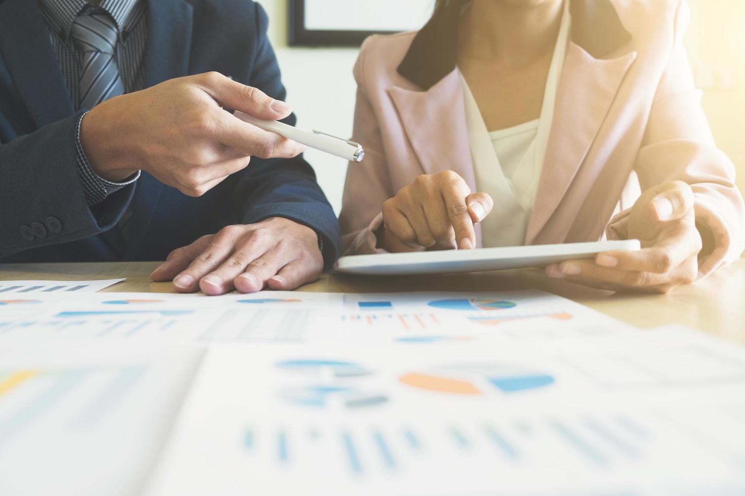 socios comerciales discutiendo gráfico en el trabajo foto