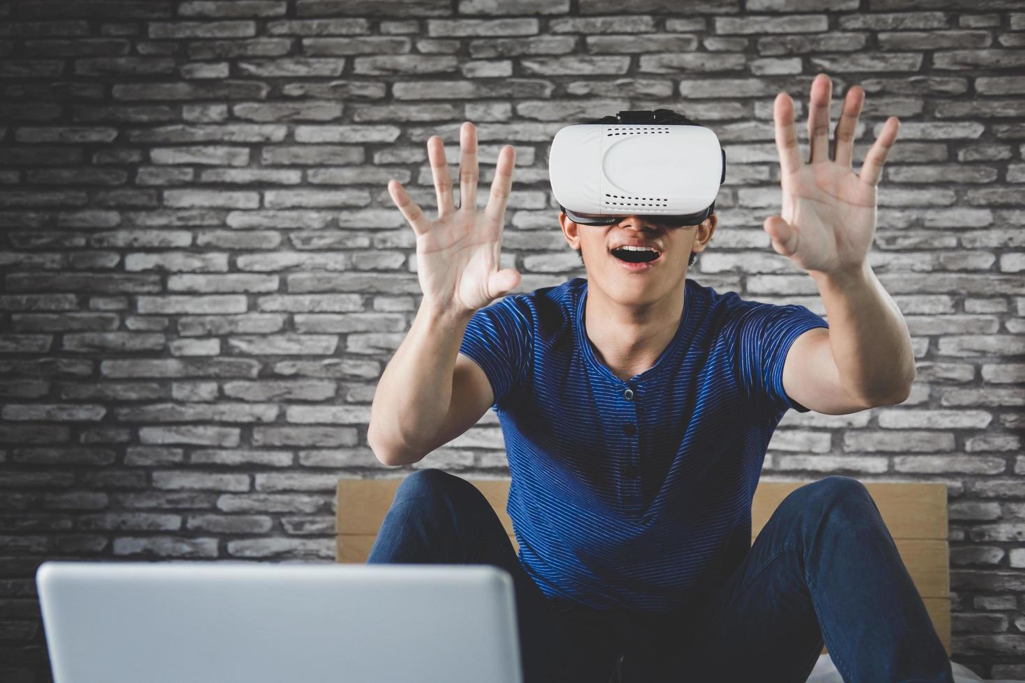 joven en casco de realidad virtual foto