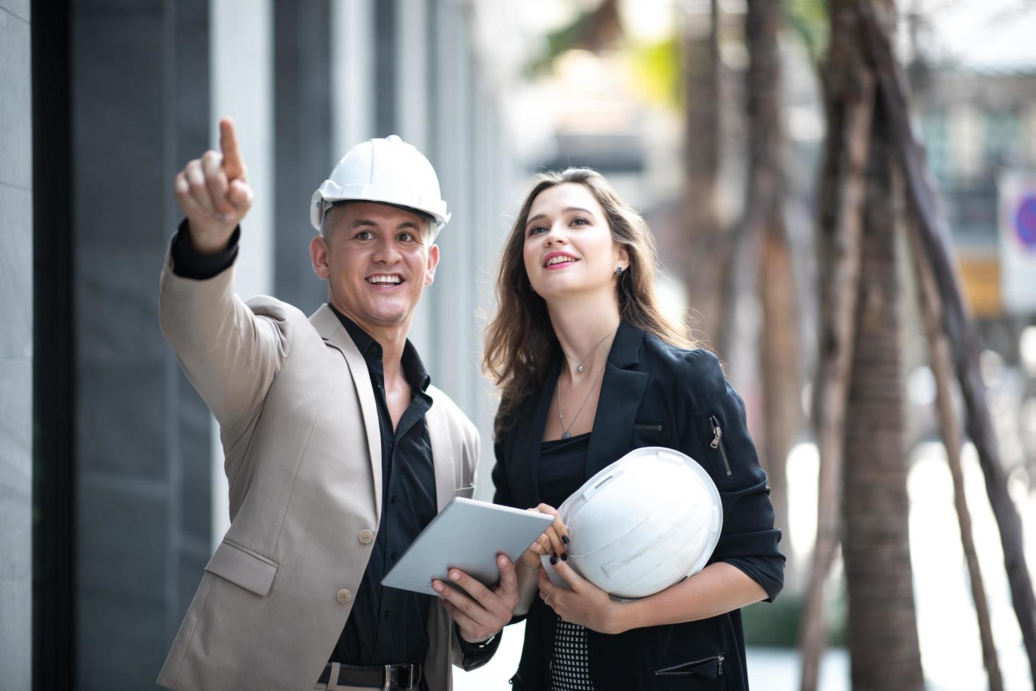 dos trabajadores inspeccionando un sitio de construcción foto